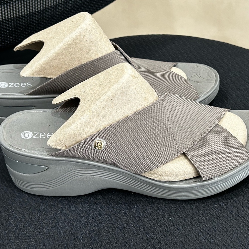 BZees Women's, Desire Slide Size 9.5 Morel Stretch Fabric